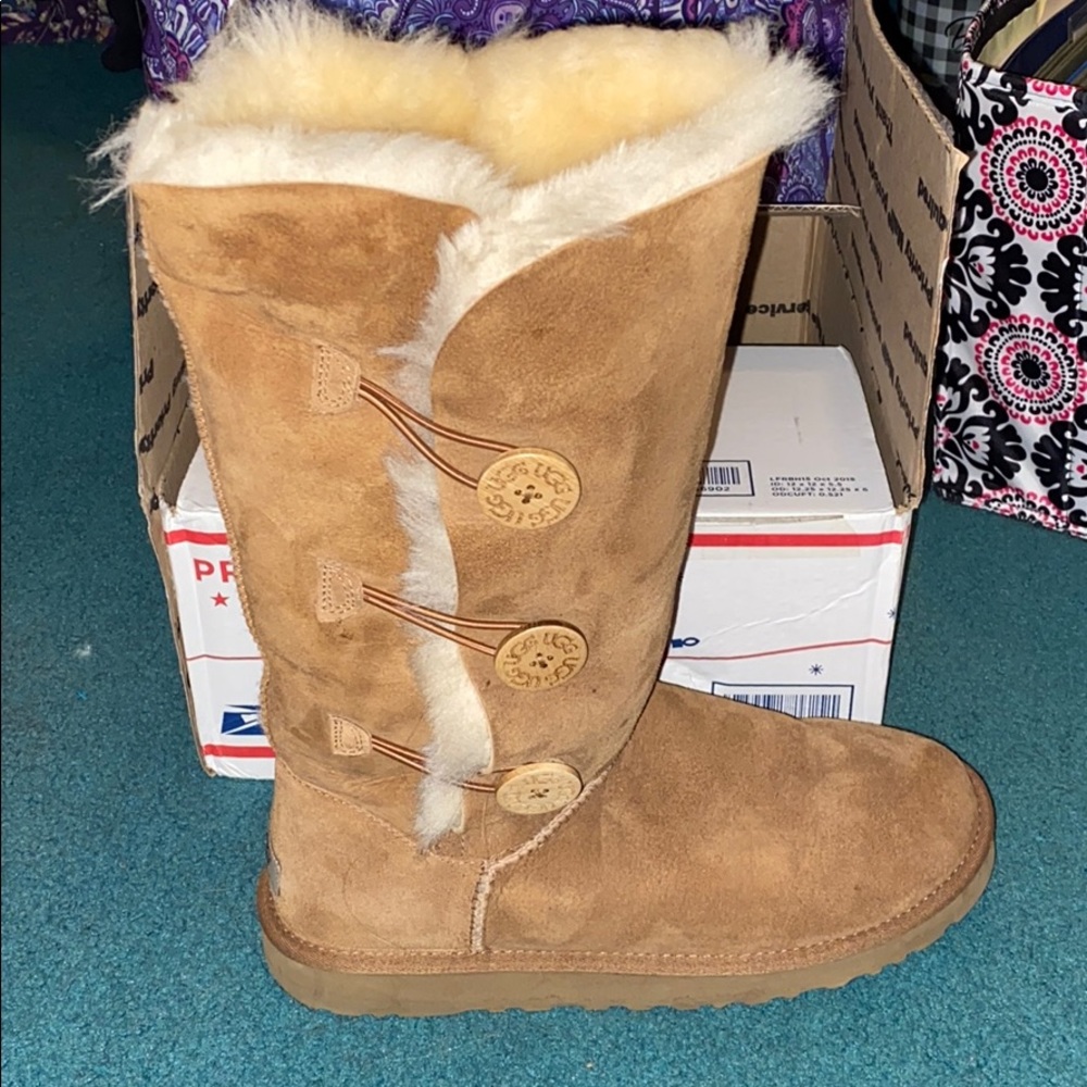 Women’s 11 Bailey Button Uggs